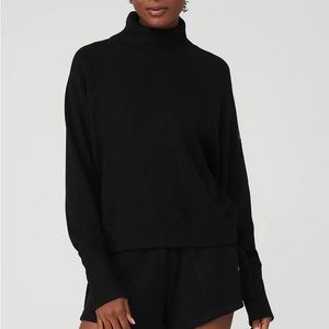 THERMAL WEEKEND
ESCAPE MOCK NECK
LONG SLEEVE / ALO YOGA